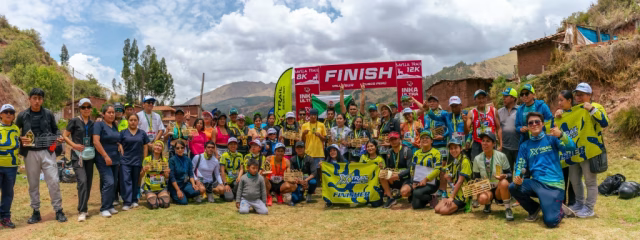 Hiker en sendero de montaña