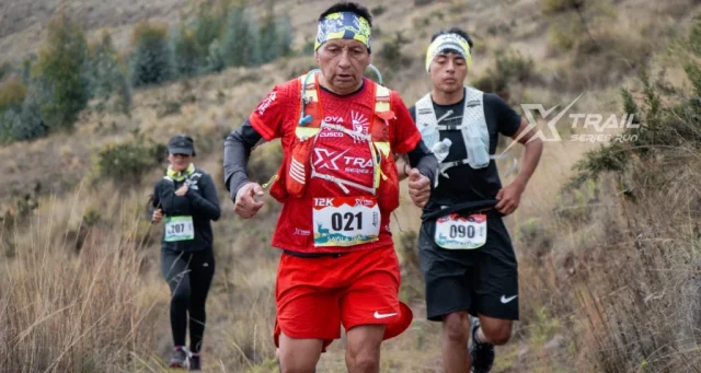 Hiker en sendero de montaña