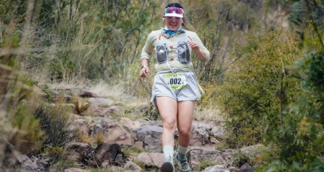 Hiker en sendero de montaña