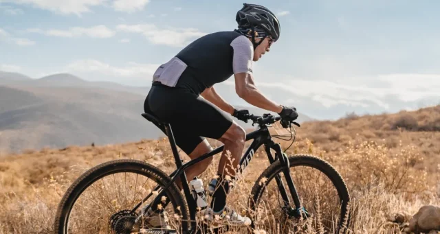 Hiker en sendero de montaña