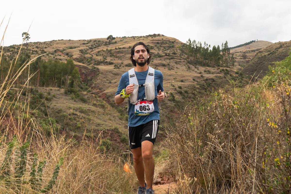 Hiker en sendero de montaña