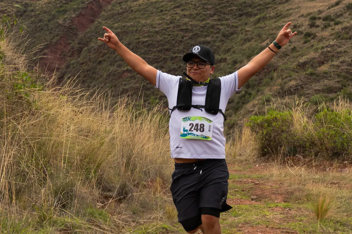 Zapatillas en sendero de piedra