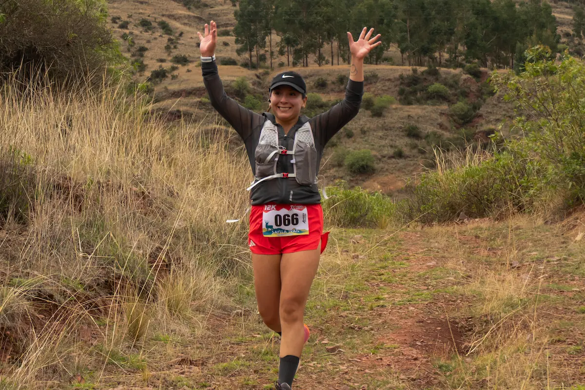 Grupo de corredores en ascenso