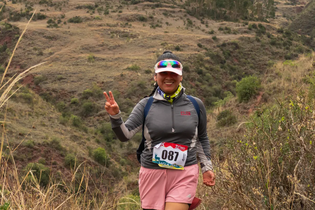 Silueta en pico de montaña al atardecer