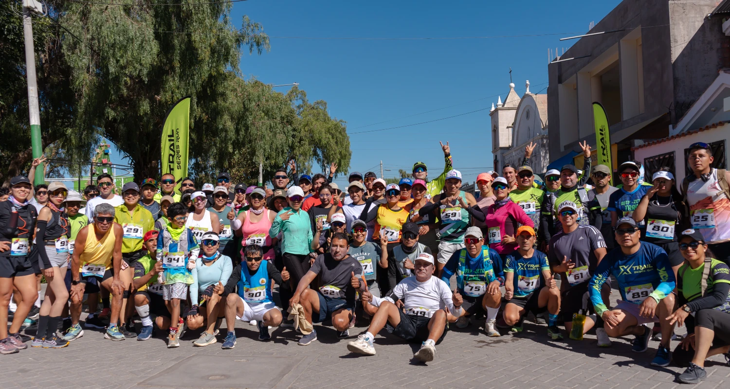 Corredores ayudándose en la montaña
